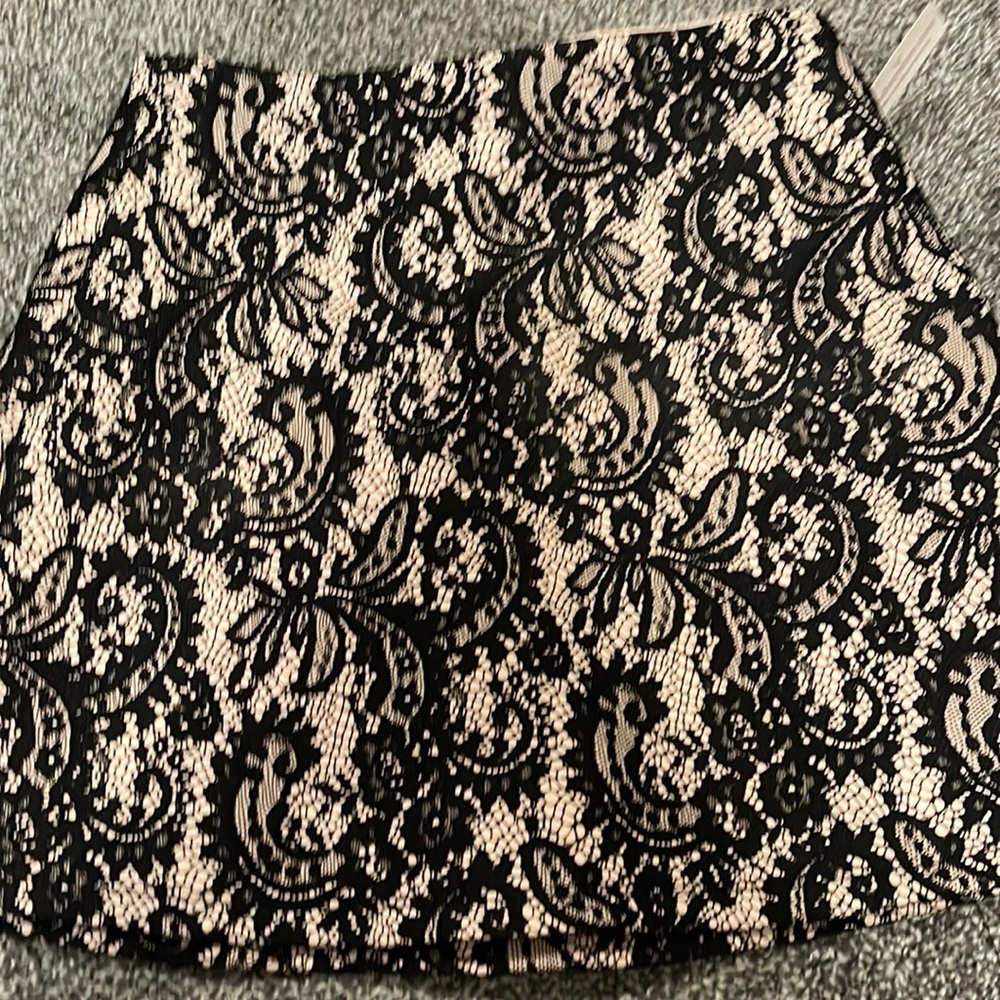 Lace mini skirt from Windsor. Size large. Never worn